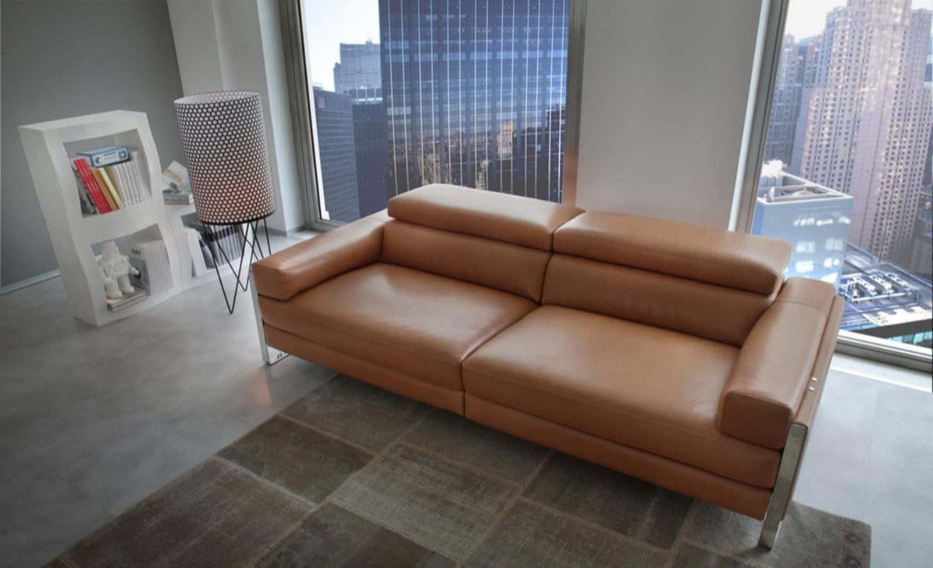 Romeo Relax — Leather, Tan · Wooden Legs